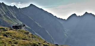 Das Rifugio Andolla (2061 m) im Naturpark Alta Valle Antrona bei Sonnenschein.