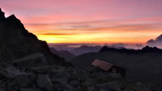 Sonnenaufgang am Bivacco Antigine (Ofentalpass).