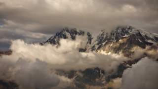 Die Dufourspitze (4634 m) in Wolken.