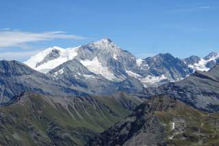 Bishorn und Weisshorn über Zinal im Val d'Anniviers.