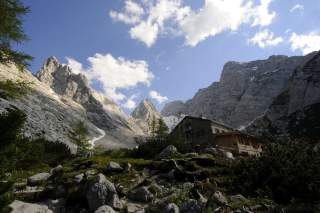 Hütte vor Bergwand