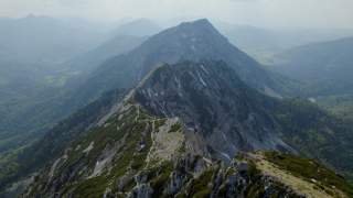 Blick über langen Berggrat