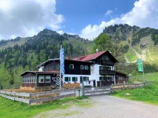 Hütte vor Bergen