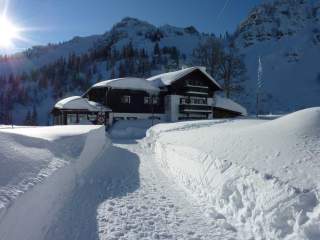 Auch auf dem Bodenschneidhaus muss im Winter geheizt werden. Foto: DAV/Thomas Müller