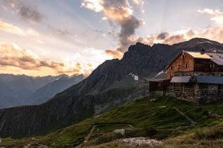 Bonn-Matreier Hütte mit Blick auf den Nationalpark Hohe Tauern