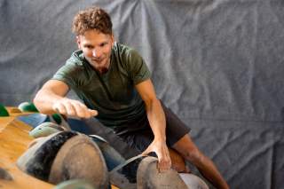 Boulderer vom Top aus fotografiert.