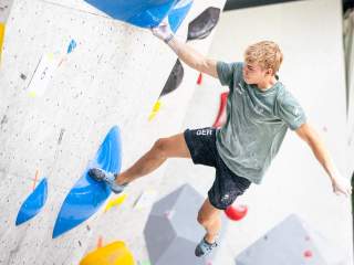 Yannick Nagel am Boulder.