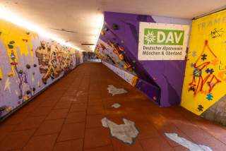 Boulderwand in einem Fußgängertunnel in München-Ramersdorf