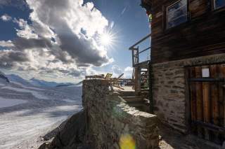 Blick über Hüttenterrasse auf Gletscher
