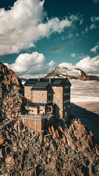 Das Brandenburger Haus wurde 1909 auf 3277 Metern Höhe am Gepatschferner errichtet.