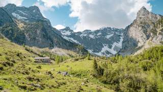 Die Sarotlahütte im Talkessel am Fuß der Zimba