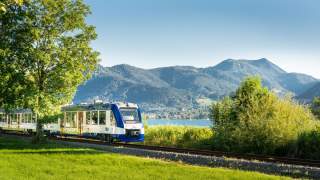 Regionalbahn fährt vor See