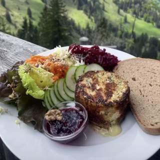 Camembert mit Salat Camembert mit Salat