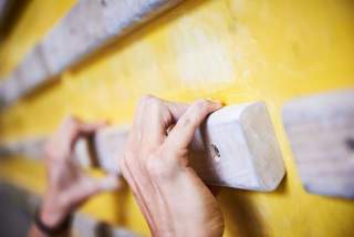 Hände an Hangboard fürs Bouldertraining