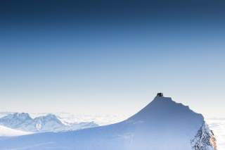 Verschneite Berggipfel des Monte-Rosa-Massivs mit Schutzhütte Capanna Regina Margherita.
