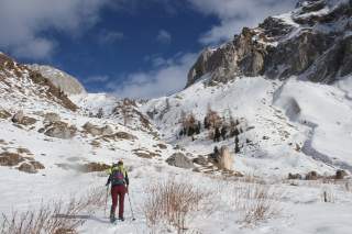 Person wandert auf Schneeschuhen durch Dolomiten