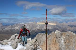 An der Spitze der Cima della Vezzana steht ein Gipfelkreuz.