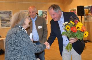 Lotte Pichler bekommt von DAV-Vizepräsident Wolfgang Arnoldt einen Blumenstrauß überreicht.