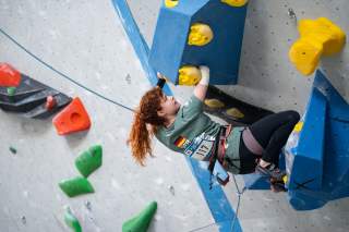 Corinna Wimmer an der Kletterwand.