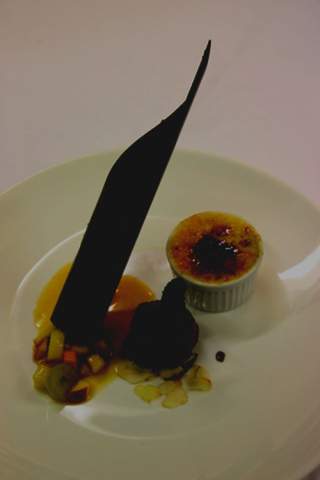 Teller mit angerichteter Crème brûlée