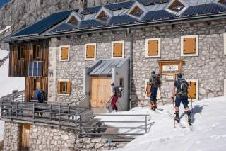 Skitourengeher*innen kommen an Hütte an