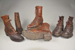 Abbildung historischer Bergstiefel