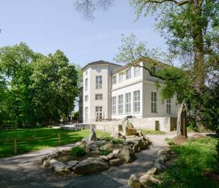 Der Garten des Alpinen Museums mit dem Alpinum im Vordergrund.
