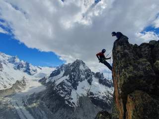 Zweierseilschaft beim Abseilen im Gebirge