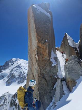 Bergsteiger im gemischten Gelände in Firn und Fels.