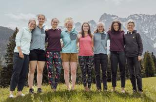 Gruppenfoto der 6 Kadermitglieder mit den den beiden Trainerinnen vor einer Bergkulisse.