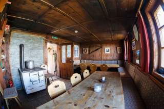 Urige Stube in einer Hütte