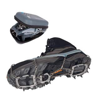 Wanderschuh mit aufgezogenen Grödeln aus Metall und eine kompakte Aufbewahrungstasche.