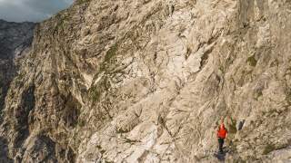 Mensch geht in alpinem felsigem Gelände