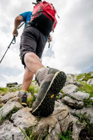 Wanderer läuft auf Hütte zu