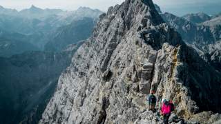 Menschen wandern auf alpinem Grat