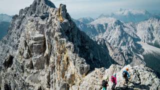 Drei Menschen wandern an ausgesetztem Grat