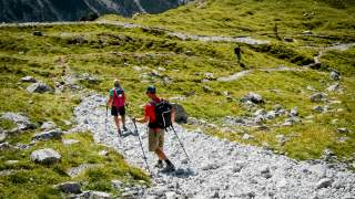 Menschen wandern bergab