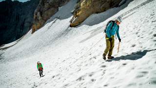 Seilschaft geht Gletscher hinauf
