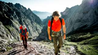 Zwei Menschen wandern Berg rauf