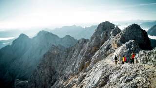 Drei Bergsteigende auf dem Jubiläumsgrat