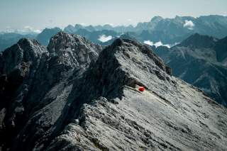 Berggrat mit roter Biwakschachtel