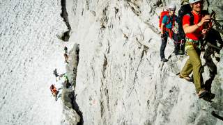 Zwei Menschen im Klettersteig