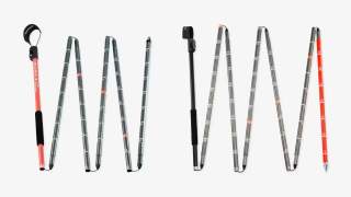 Zwei farbige zusammenklappbare Lawinensonden mit Griffen und Markierungen in Zentimetern auf hellem Hintergrund.