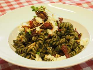 Teller mit Nudeln mit Pesto