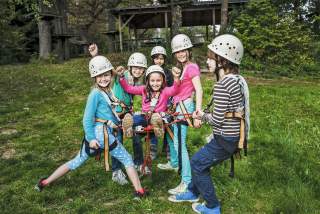 Kinder Klettergruppe der DJH-Bayern im Garten