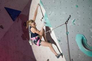 Kletterin in einer Route