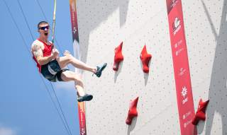 Zwei Speed-Kletterer an Kletterwand