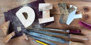 Aus Holz ausgefeilte Buchstaben Aus Holz ausgefeilte Buchstaben