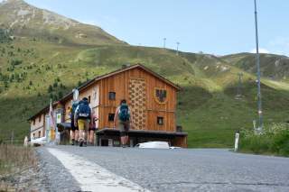 Wandergruppe erreicht die Dortmunder Hütte im Kühtai
