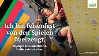 Eine Frau klettert an einer gelben Kletterwand, daneben der Text: 